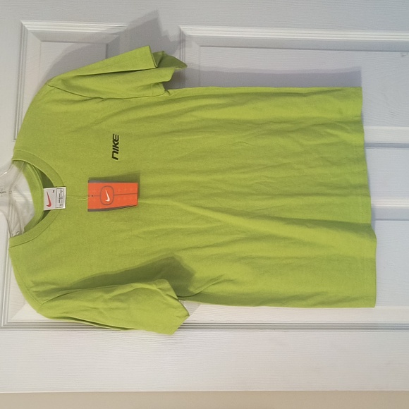 Nike t-shirt in lime green - Picture 1 of 3